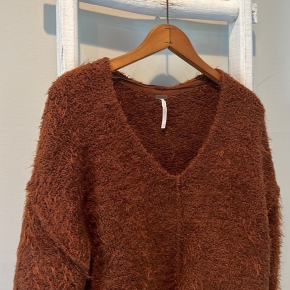 𝅺free people rust Icing Vneck furry pullover sweater xs/s - Picture 5 of 9